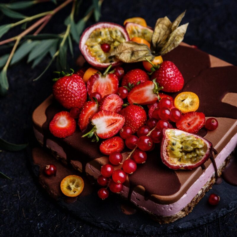 Tort delice – cu ciocolată și căpșuni – 1 kg