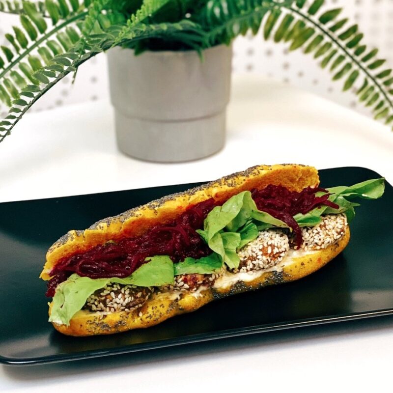 Sandwich cu falafel si turmeric (produs vegan)
